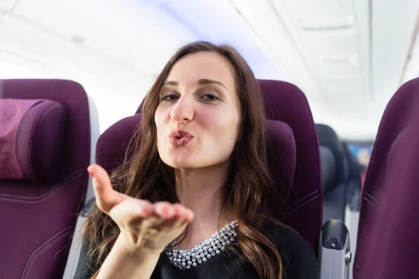 Mujer feliz turista con agradable anticipación en el avión —  Fotos de Stock