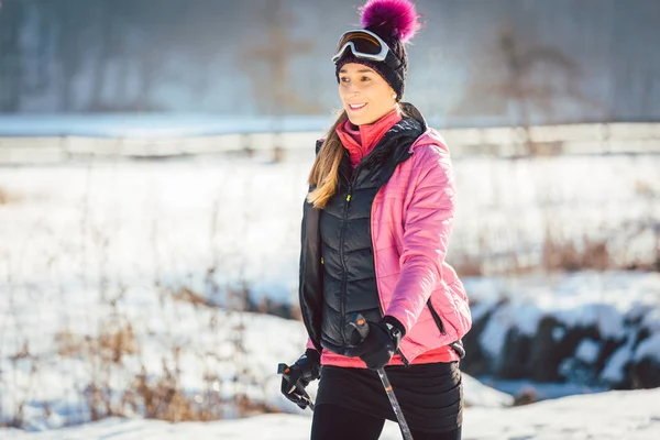 Kadın bir kış yürüyüş için yolun üzerinde — Stok fotoğraf