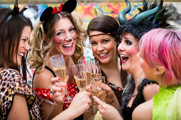Lányok a karneváli felvonulás csengő poharak pezsgővel — Stock Fotó