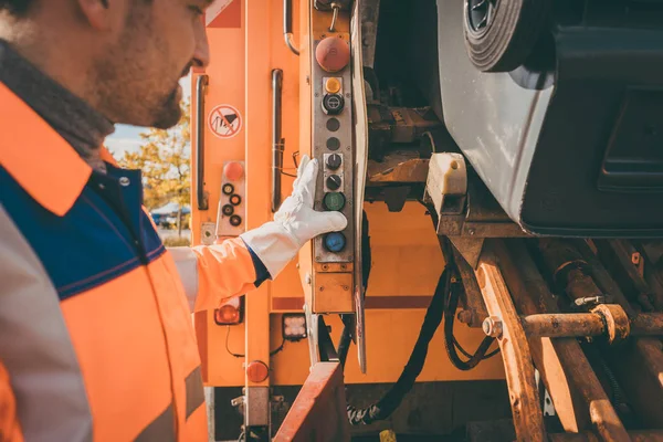 Svuotamento della pattumiera nel veicolo dei rifiuti da parte dei lavoratori — Foto Stock