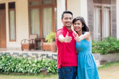 Sadece evli genç adam onun taşırken rahat kıyafetler giymiş