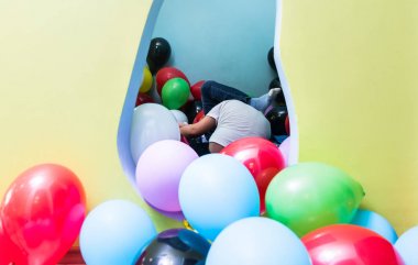 Çocuk balon ile çalma süresi sırasında ki Ardiles oyun.