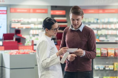 Genç adam önemli bir ilaç reçete sonraki okuma