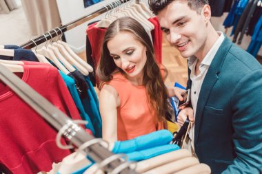 Kadın ve erkek moda bir mağazada alışveriş