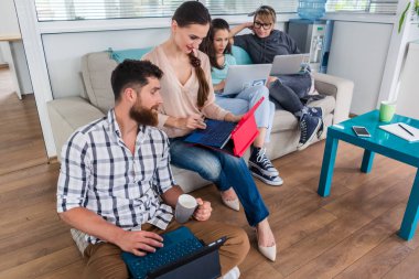 Gençler modern bir hu bir işbirlikçi ofis mekanları paylaşımı