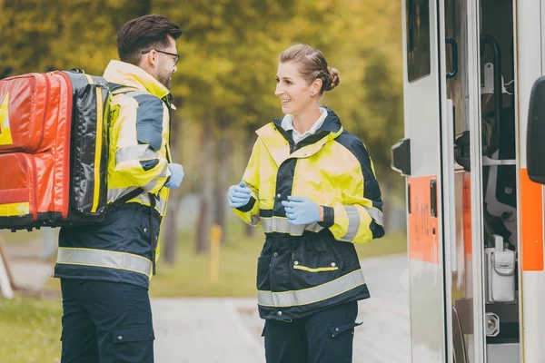 Infermiere paramedico e medico di emergenza in ambulanza — Foto Stock