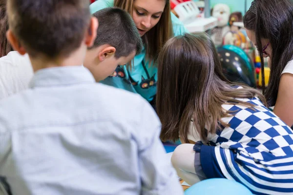 아이 들 교육 ac 동안 다채로운 플라스 티 신 적용 그룹 — 스톡 사진