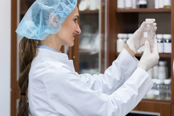 Mulher química encontrar a substância perfeita durante experimental — Fotografia de Stock