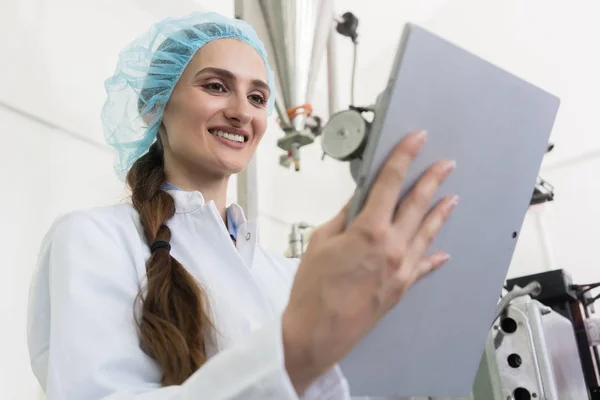 Mujer experta analizando información sobre tableta durante el trabajo en cont — Foto de Stock