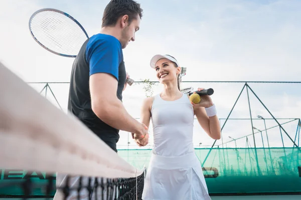 Giocatori di tennis che stringono mano dopo partita — Foto Stock