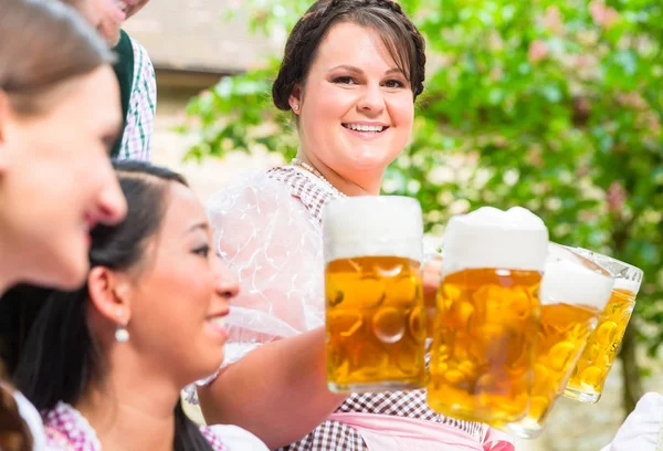 Garçonete que serve cerveja no jardim da cerveja — Fotografia de Stock