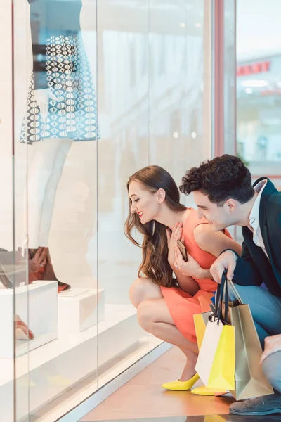 Mulher e homem olhando para a janela da loja de moda — Fotografia de Stock