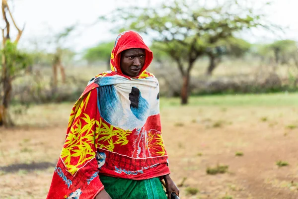 雨の中で立っている Massai 人 — ストック写真