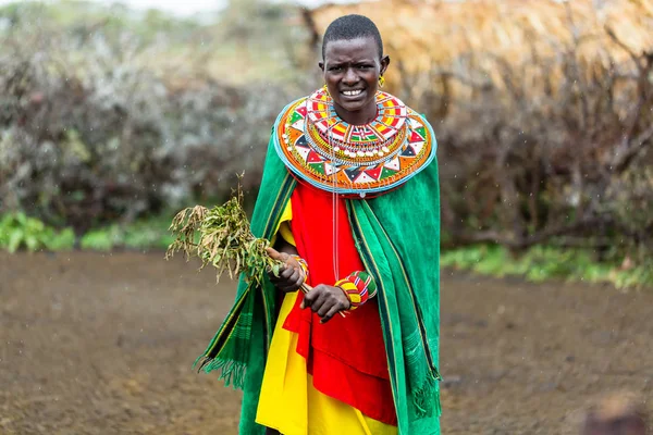 Massai-Frau steht in ihrem Dorf — Stockfoto