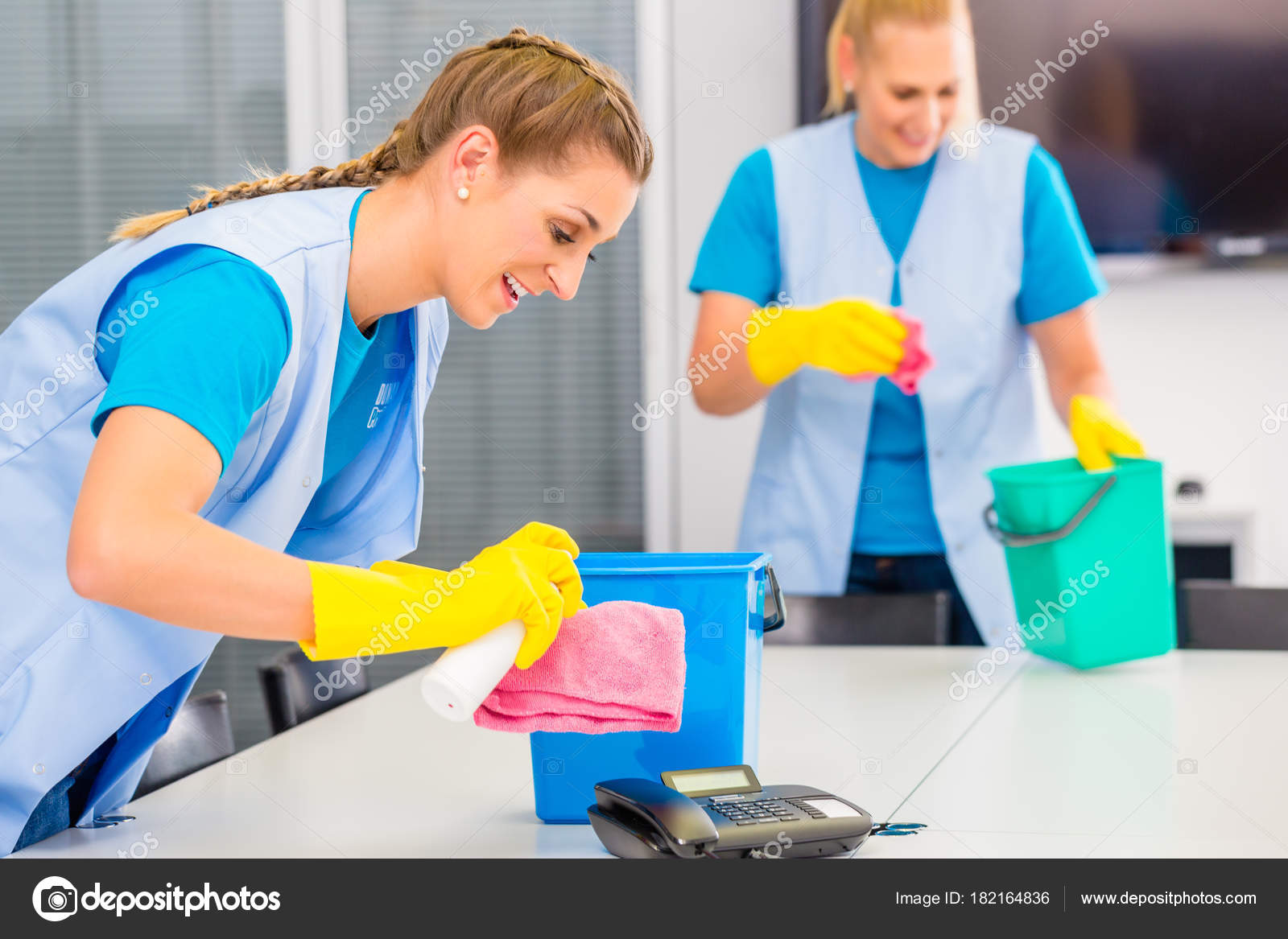 Donne delle pulizie lavora nellufficio — foto stock © kzenon #182164836 Donne delle pulizie