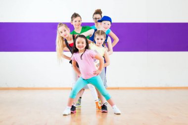 Çocuklar dans okulundan Zumba fitness tren