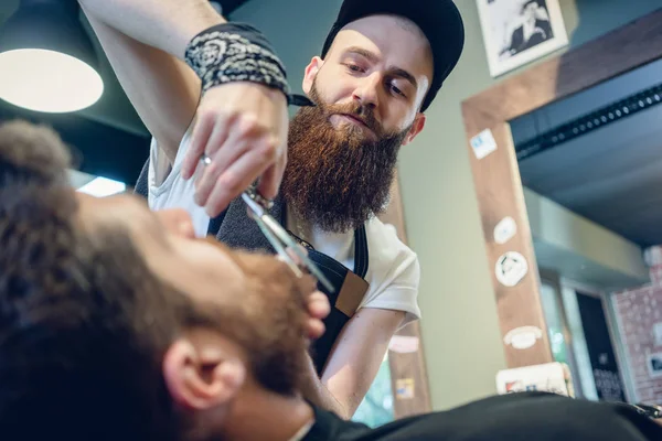 Крупный план руки парикмахера с помощью ножниц при обрезке t — стоковое фото