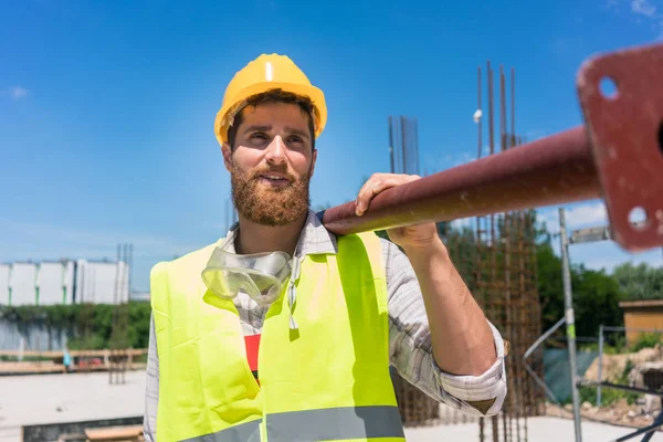 Uitvoering van een zware metalen balk tijdens werkzaamheden op Blue Collar — Stockfoto