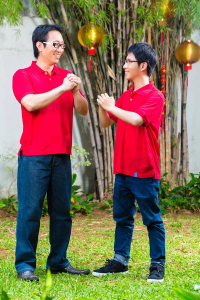 Father and son celebrate Chinese new year — Stock Photo, Image