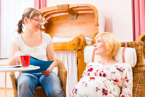 Midwife seeing pregnant mother in practice — Stock Photo, Image