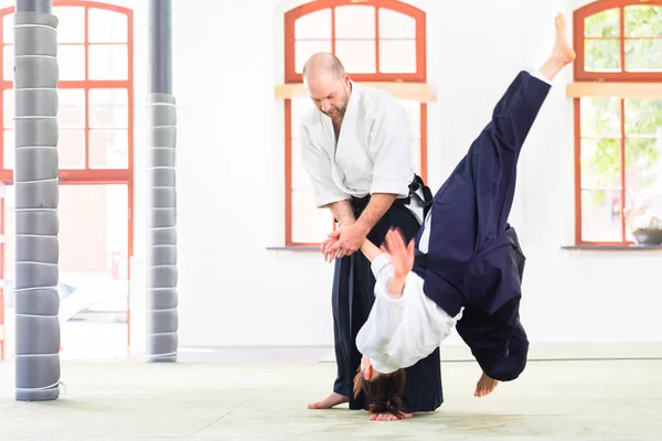 Muž a žena bojuje ve škole bojových umění Aikido — Stock fotografie