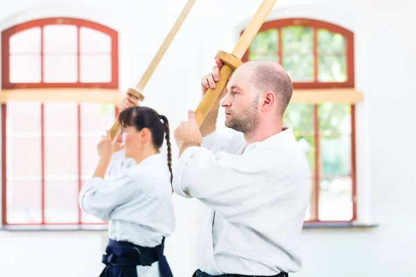 Homem e mulher tendo Aikido luta espada — Fotografia de Stock