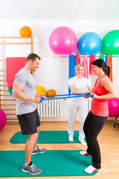 Fysiotherapeut geven patiënten gymnastische oefening — Stockfoto