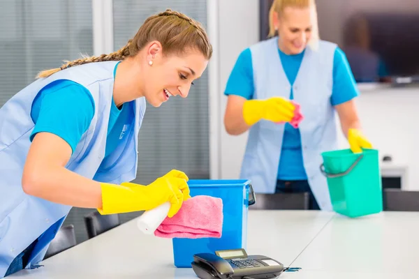 Tisztító hölgyek hivatalban dolgozó — Stock Fotó