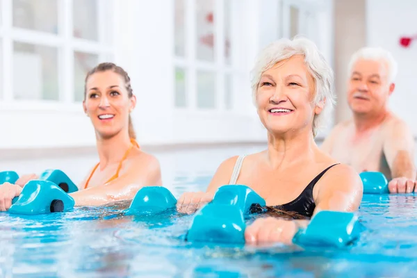 Menschen bei der Wassergymnastik in der Physiotherapie — Stockfoto