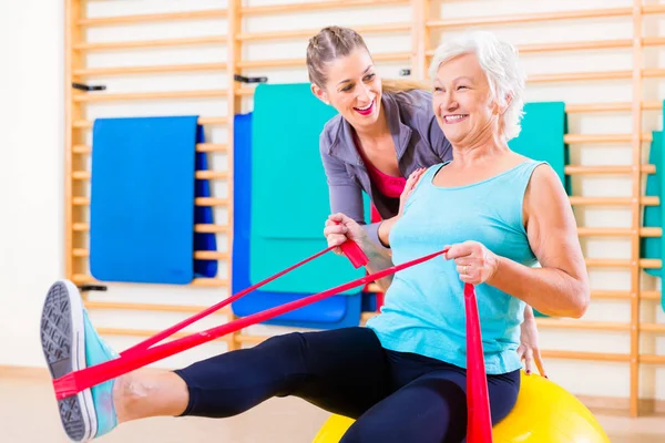 Senior vrouw met elastische band bij fitness — Stockfoto