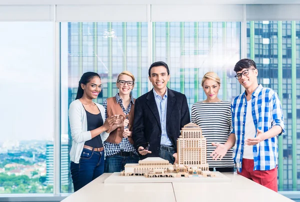 Architektenteam stellt Modellbau vor — Stockfoto