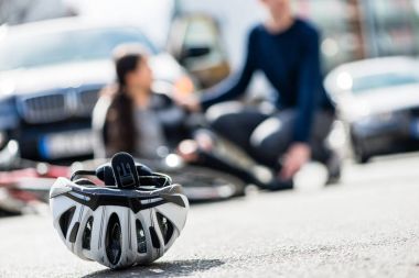 Yakın çekim bir bisiklet kask aşağı düşmüş sonra yerdeki bir