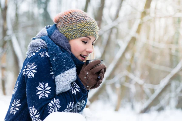 Mujer congelándose en un frío día de invierno calentándose con calor —  Fotos de Stock