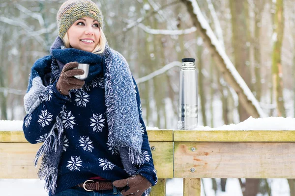 Vrouw op een koude winterdag zelf opwarmen met warme bevriezing — Stockfoto