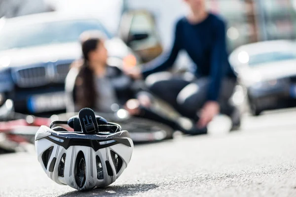 Primer plano de un casco de ciclismo caído en el suelo después de un — Foto de Stock