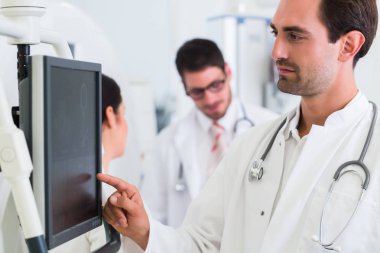 MRI taradıktan sonra hastanede ekranında teşhis doktor