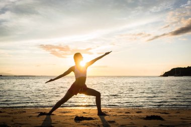 Savaşçı yoga pose tekrar çalışmaya uygun bir kadın silüeti