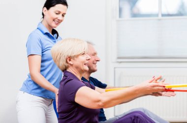 Üst düzey iki hula hoop ile egzersiz yaparak fizyoterapi içinde