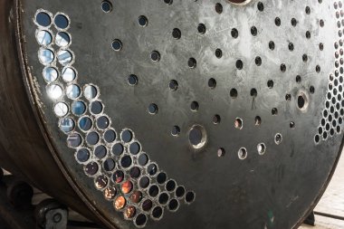 Metalik endüstriyel kazan yüzeyine yakın çekim