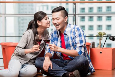 Sonra iş kadeh şarap almakla taşıdıktan sonra genç aşıklar