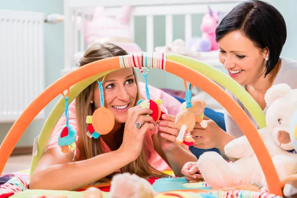 Frauen richten Babyzimmer ein und bereiten Spielbar für Säuglinge vor — Stockfoto