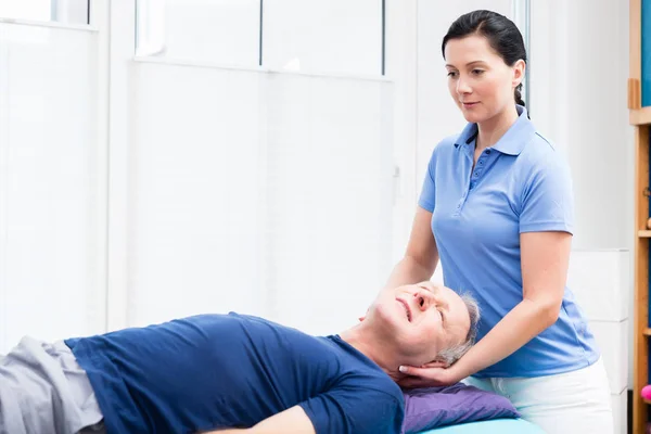 Homem sênior visitando fisioterapeuta para massagem — Fotografia de Stock