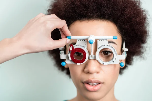 Žena s zrak test s phoropter pro nové brýle — Stock fotografie