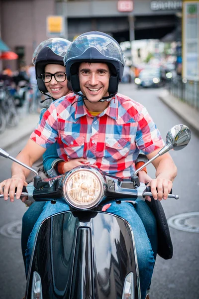 Motorista de scooter nas ruas de Berlim — Fotografia de Stock