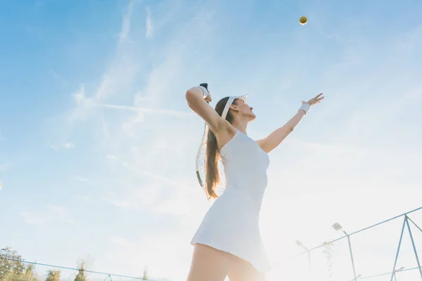 Szolgálja Fel Labdát Egy Tenisz Játék Pályán — Stock Fotó