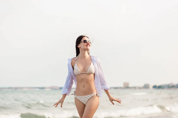 Γυναίκα μπικίνι το περπάτημα στην παραλία σε καλοκαιρινές διακοπές — Φωτογραφία Αρχείου