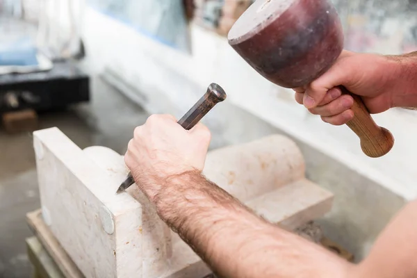 Steinmetz arbeitet an Marmorsäule — Stockfoto