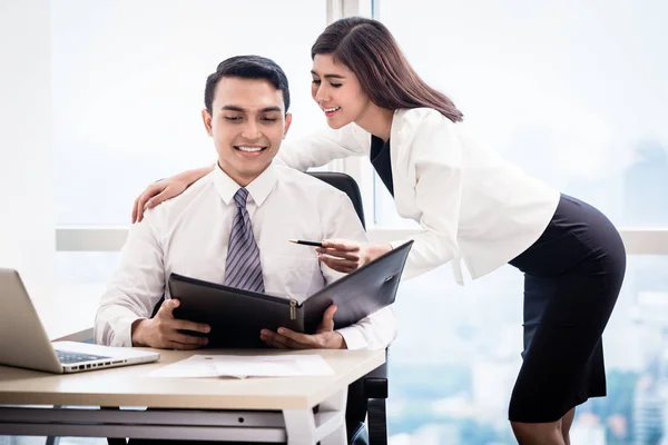 Uomo e donna flirtare in ufficio — Foto Stock