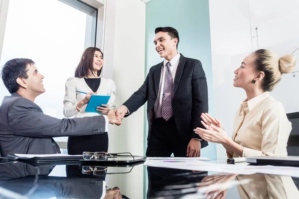 Zakenlieden schudden handen na succesvolle deal — Stockfoto