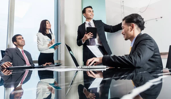 Businesspeople in meeting listening to presentation — Stock Photo, Image